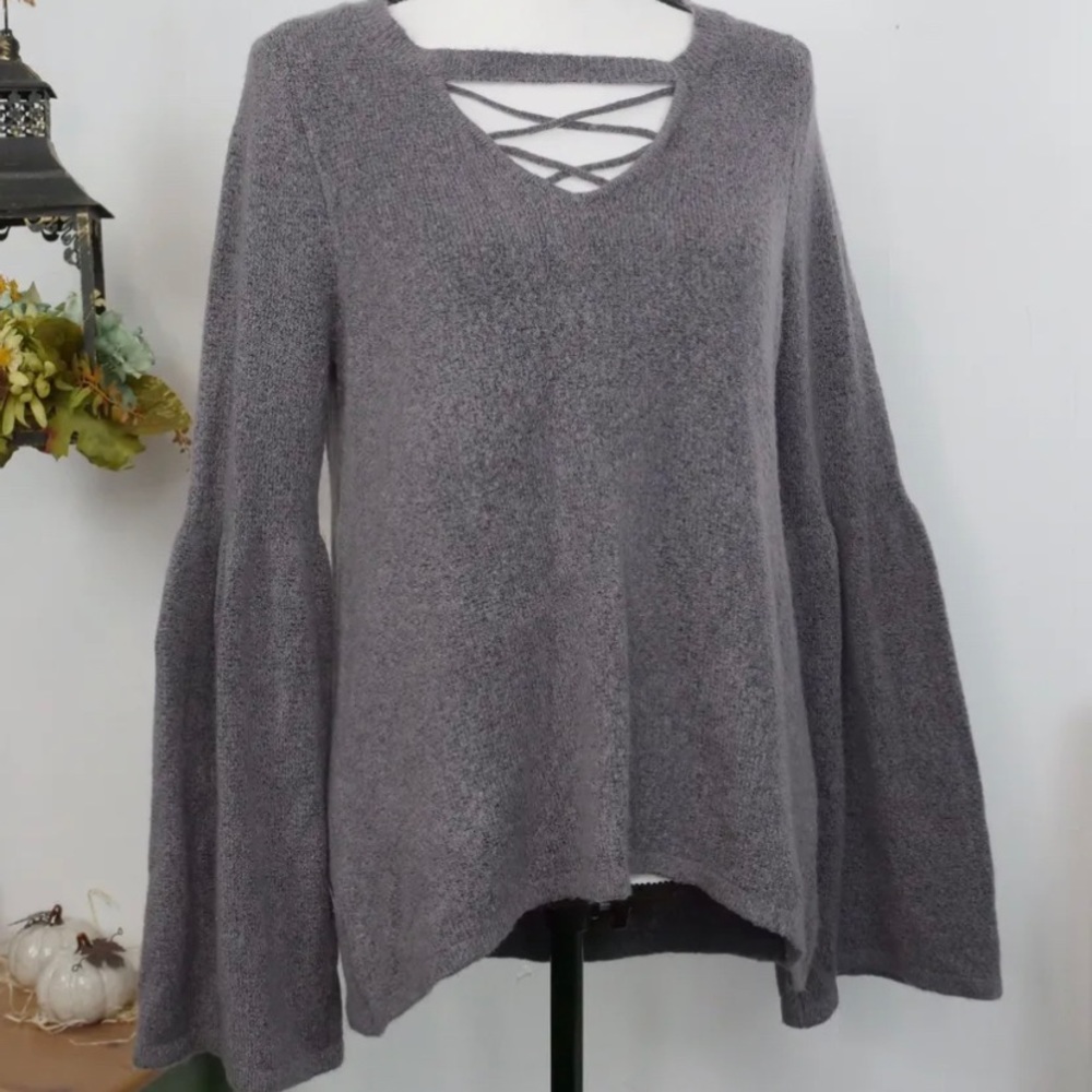 Long sleeved grey sweater